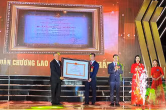 Đồng chí Nguyễn Hòa Bình (bên trái) Trao Huân chương Lao động hạng Nhất cho đại diện Đảng bộ, chính quyền và nhân dân huyện Hiệp Hòa.