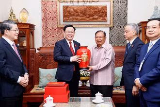 Chủ tịch Quốc hội Vương Đình Huệ tặng quà lưu niệm cho nguyên Tổng Bí thư, nguyên Chủ tịch nước Lào Bounnhang Vorachith. (Ảnh: TTXVN)