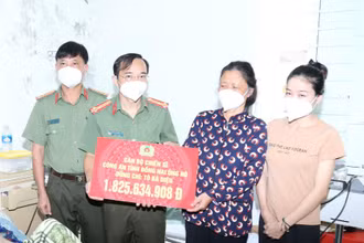 Thượng tá Nguyễn Xuân Thao trao số tiền hơn 1,8 tỷ đồng cho gia đình Trung úy Tô Bá Diệu.
