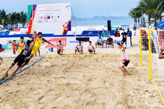Đội tuyển bóng ném bãi biển nam Việt Nam (áo vàng) thắng đậm 2-0 (18-8 và 17-7) trước đối thủ Singapore trong trận đấu đầu tiên.