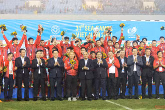  Chủ tịch nước Nguyễn Xuân Phúc, Thủ tướng Chính phủ Phạm Minh Chính, Chủ tịch Quốc hội Vương Đình Huệ, Thường trực Ban Bí thư Võ Văn Thưởng và các đại biểu chụp ảnh chung với Đội tuyển bóng đá U23 Việt Nam vừa giành Huy chương Vàng môn Bóng đá nam SEA Games 31 (Ảnh: KHIẾU MINH)  