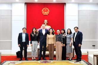 Lãnh đạo tỉnh Quảng Ninh chụp ảnh với đại diện Hãng truyền thông Discovery Networks.