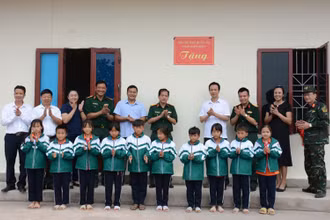 Bộ Chỉ huy quân sự tỉnh Điện Biên và cán bộ, giáo viên huyện Nậm Pồ dự lễ gắn biển công trình.
