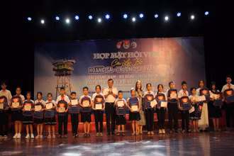 Các em học sinh con em lực lượng Hải quân vùng 3 nhận học bổng Vừ A Dính.