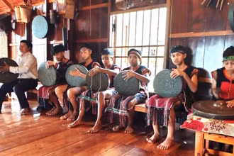 Một lớp truyền dạy diễn tấu cồng chiêng Ê Đê cho trẻ em ở các buôn làng Đắk Lắk.