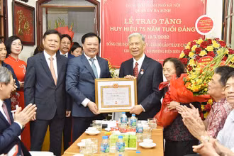 Bí thư Thành ủy Hà Nội Đinh Tiến Dũng trao Huy hiệu 75 năm tuổi Đảng cho Trung tướng Đặng Quân Thụy. (Ảnh: DUY LINH)