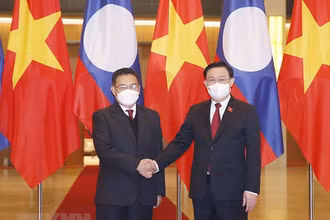 Chủ tịch Quốc hội Vương Đình Huệ đón Chủ tịch Quốc hội Lào Xaysomphone Phomvihane thăm chính thức Việt Nam từ ngày 6-8/12/2021.