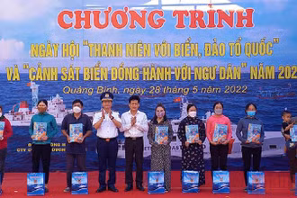 Các đại biểu tặng quà cho gia đình ngư dân có hoàn cảnh khó khăn. 