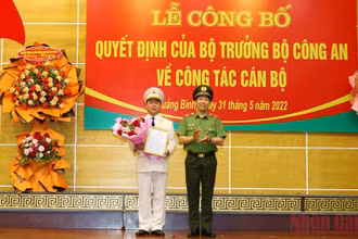 Thiếu tướng Lê Văn Tuyến, Thứ trưởng Công an trao quyết định điều động, bổ nhiệm cho Đại tá Nguyễn Hữu Hợp.