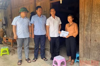 Lãnh đạo UBND huyện Nậm Pồ trao hỗ trợ 2 gia đình cháu nhỏ bị sét đánh.