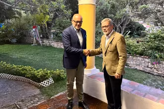 Hình ảnh được Chủ tịch Quốc hội Venezuela Jorge Rodriguez (trái) đăng tải về cuộc đàm phán với phe đối lập mới được tái khởi động. (Nguồn: Twitter)