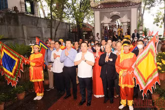 Phó Chủ tịch Ủy ban nhân dân thành phố Hà Nội Chử Xuân Dũng cùng các đại biểu dâng hương tưởng nhớ Vua Lê Thái Tổ.