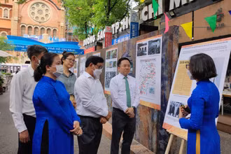 Các đại biểu tham quan triển lãm.