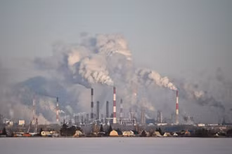 Nhà máy lọc dầu của Gazprom Neft ở Omsk, Nga. (Ảnh: Reuters)