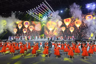Màn trình diễn tại Lễ bế mạc SEA Games 31. (Ảnh: THÀNH ĐẠT)
