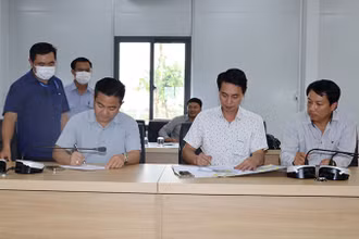 Các đơn vị ký biên bản bàn giao 70 ha đất.