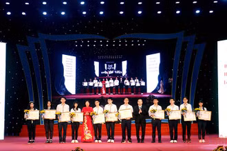 Lãnh đạo thành phố Hà Nội trao Bằng khen cho các học sinh có thành tích xuất sắc. (Ảnh: THẢO PHẠM)