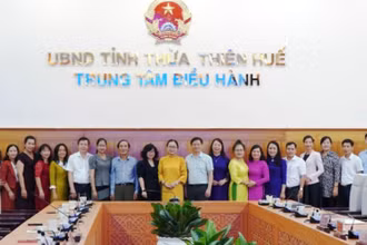 Lãnh đạo hai tỉnh Thừa Thiên Huế và Vĩnh Long chụp ảnh lưu niệm tại buổi làm việc. (Ảnh: UBND tỉnh Thừa Thiên Huế cung cấp)