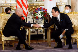 Thủ tướng Nhật Bản Kishida Fumio và Tổng thống Mỹ Joe Biden tại Tokyo, ngày 23/5. (Ảnh: Reuters)