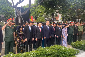 Các đại biểu mặc niệm tưởng nhớ Chủ tịch nước, Đại tướng Lê Đức Anh.