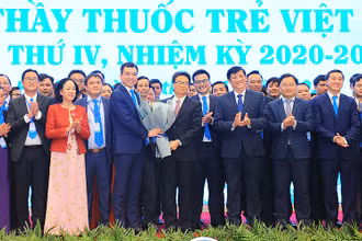 Chủ tịch và Ban Chấp hành T.Ư Hội Thầy thuốc trẻ Việt Nam khóa IV, nhiệm kỳ 2020-2025 ra mắt Đại hội.