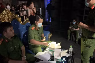 Hiện trường phát hiện các đối tượng dương tính với ma túy. 