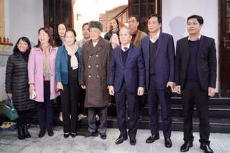 Chủ tịch Quốc hội Nguyễn Thị Kim Ngân chụp ảnh lưu niệm với gia đình Thiếu tá Phạm Văn Ngữ.