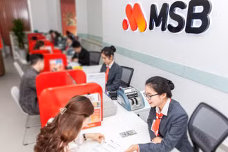 Khách hàng giao dịch tại chi nhánh ngân hàng MSB.