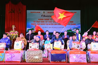 CLB Tình người trao 107 suất quà cho 107 hộ gia đình.