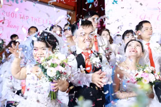 Nụ cười rạng rỡ của các cặp đôi trong lễ cưới tập thể.