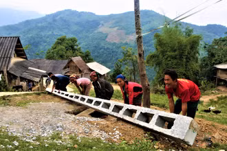 Người dân bản kim đa (Phà Đánh), giúp vận chuyển cột điện để đẩy nhanh tiến độ thi công
