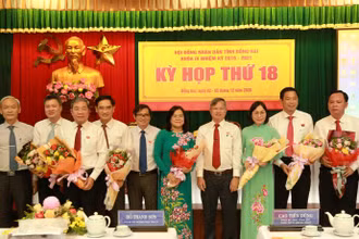 Lãnh đạo Tỉnh ủy, HĐND tỉnh Đồng Nai tặng hoa các đồng chí trúng cử và đại biểu được miễn nhiệm.