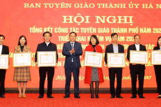Lãnh đạo Thành ủy Hà Nội tặng bằng khen cho các tập thể có thành tích xuất sắc trong công tác tuyên giáo năm 2020.