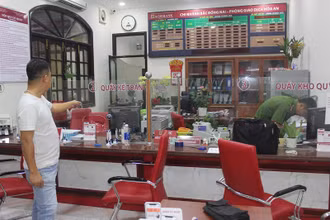 Lực lượng công an khám nghiệm hiện trường.