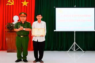 Lãnh đạo Công an TP Sa Đéc trao giấy khen cho ông Nguyễn Văn Thái.