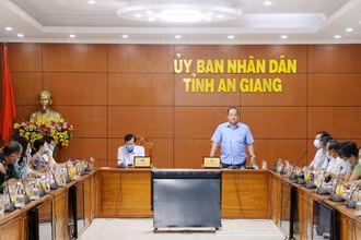 Chủ tịch UBND tỉnh An Giang Nguyễn Thanh Bình phát biểu chỉ đạo tại cuộc họp khẩn bàn biện pháp chống dịch liên quan bệnh nhân 1440.