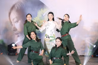 Ca sĩ giải Sao Mai Thu Hằng phát hành album nhạc cách mạng