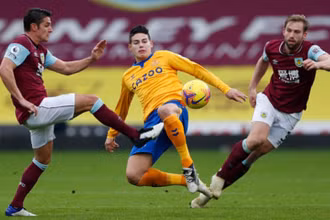 J. Rodriguez (áo vàng, Everton) tranh bóng với các cầu thủ Burnley.