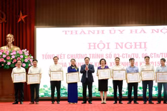 Bí thư Thành ủy Hà Nội Vương Đình Huệ tặng bằng khen cho các đơn vị có thành tích xuất sắc trong thực hiện ba chương trình công tác lớn của Thành ủy nhiệm kỳ 2015-2020.