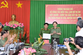 Đại tá Trần Văn Toản, Giám đốc Công an tỉnh Bình Thuận khen thưởng nóng cho Ban chuyên án về thành tích nhanh chóng điều tra phá án