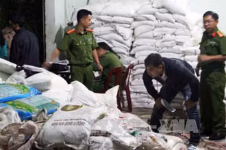 Thu giữ tang vật tại một cơ sở sản xuất phân bón giả tại Lâm Đồng. Ảnh: TTXVN