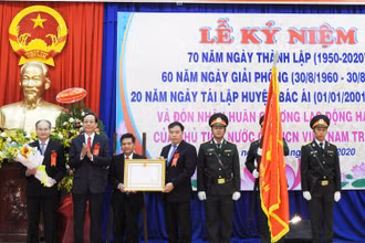 Thừa ủy quyền của Chủ tịch nước, đồng chí Nguyễn Đức Thanh, UVTƯ Đảng, Bí thư Tỉnh ủy, Chủ tịch HĐND tỉnh Ninh Thuận trao Huân chương Lao động hạng Nhì cho Đảng bộ, chính quyền và nhân dân huyện Bác Ái, vì đã có thành tích xuất sắc trong trong quá trình xây dựng và bảo vệ Tổ quốc xã hội chủ nghĩa.