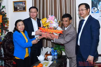 Đống chí Vương Đình Huệ tặng quà gia đình ông Nguyễn Văn Thiệu nhân dịp Lễ Giáng sinh năm 2020. 