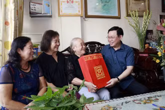 Bí thư Thành ủy Hà Nội thăm và tặng quà cụ Doãn Thị Ngọc Trâm (mẹ liệt sĩ Đặng Thuỳ Trâm). Ảnh: DUY LINH