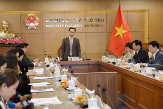 Thứ trưởng GD-ĐT Hoàng Minh Sơn chủ trì hội nghị.