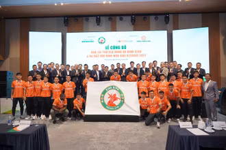 Ban huấn luyện và các cầu thủ trong CLB Bóng đá Topenland Bình Định chụp hình lưu niệm với lãnh đạo tỉnh ủy tỉnh Bình Định, lãnh đạo Tập đoàn Hưng Thịnh và đại diện các nhà tài trợ.