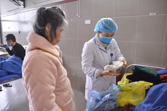Điều dưỡng chăm sóc bà Hương trong thời gian điều trị.