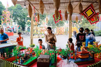 Khách tham quan các gian hàng giới thiệu văn hóa làng nghề tại Lễ hội.