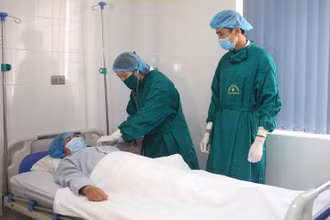 Các bác sĩ Bệnh viện đa khoa tỉnh Thanh Hóa chăm sóc bệnh nhân sau phẫu thuật.