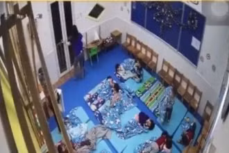 Hình ảnh trích xuất từ camera lớp học cho thấy, bé Đ. bị cô phạt đưa ra khỏi lớp trong khi các bạn khác vẫn được giữ ấm.